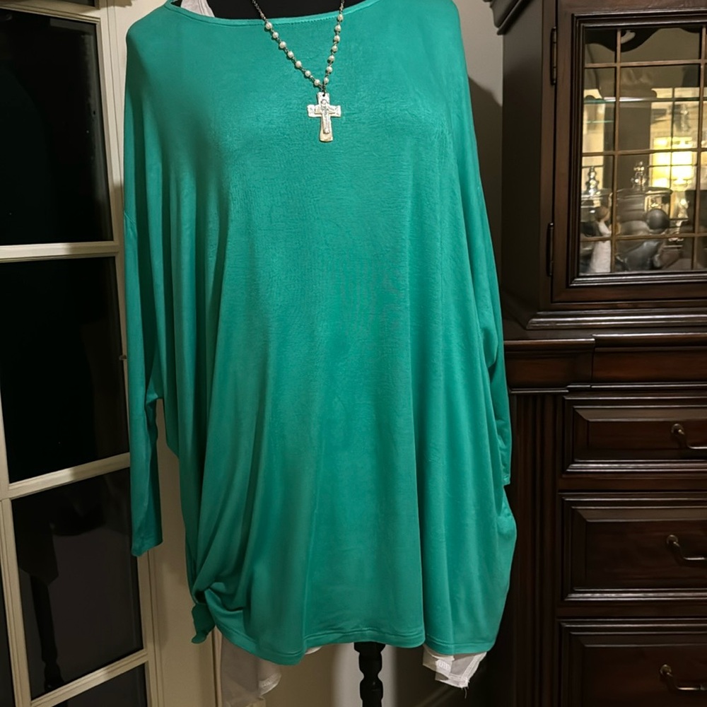 Emerald / Kelly green loose fit tunic top - Medium - runs large - so easy & soft - Picture 1 of 6